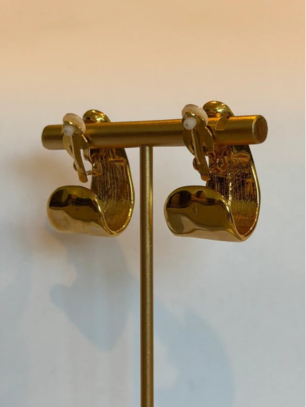 Vintage hammered gold tone metal statement earrings - clip back - Picture 7 of 15